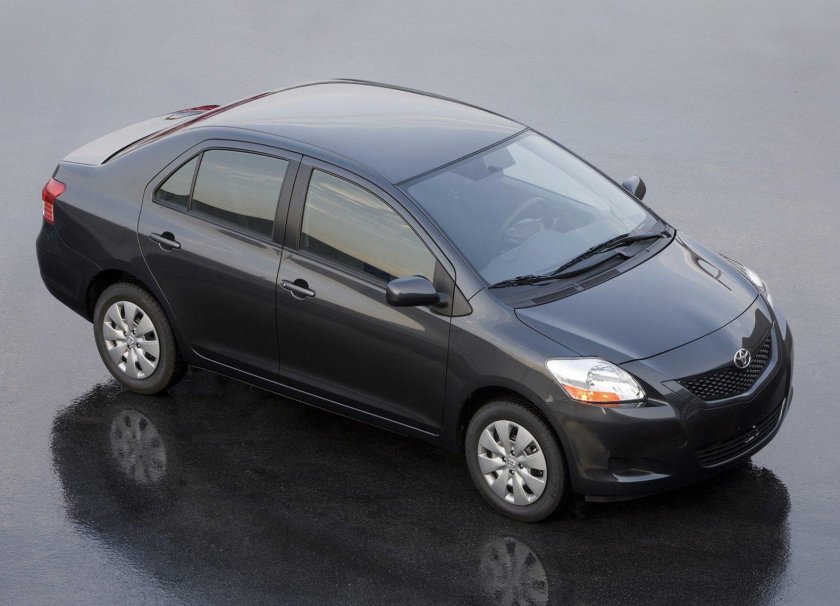 Тойота Ярис 2009 седан