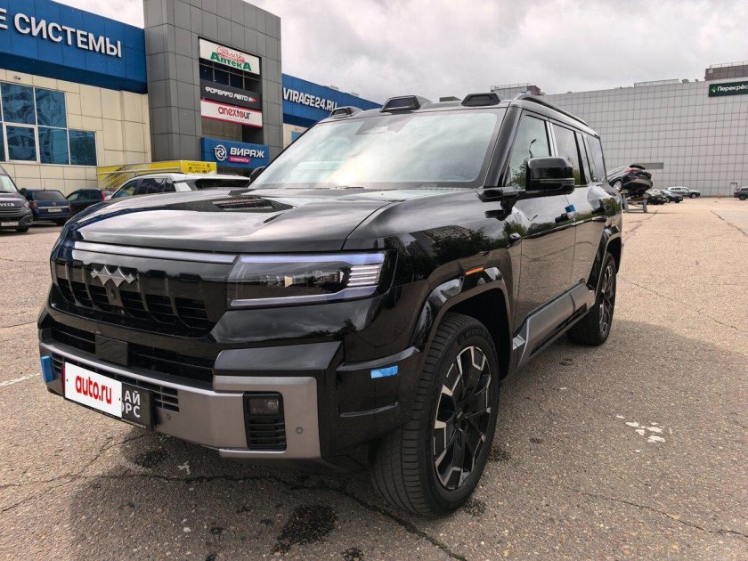 Черный внедорожник