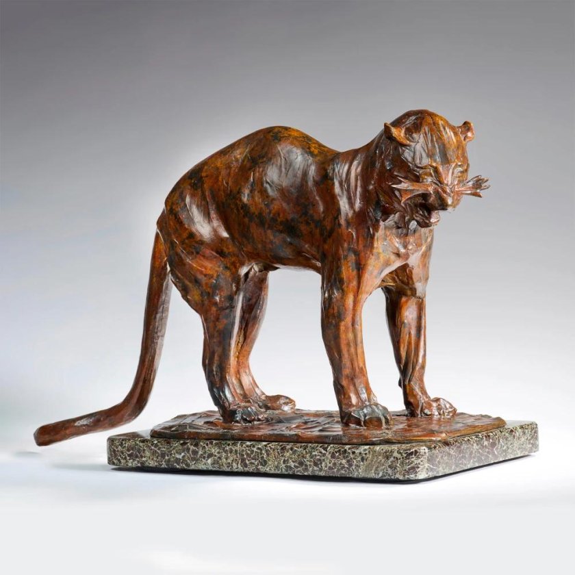 Крадущаяся пантера скульптура