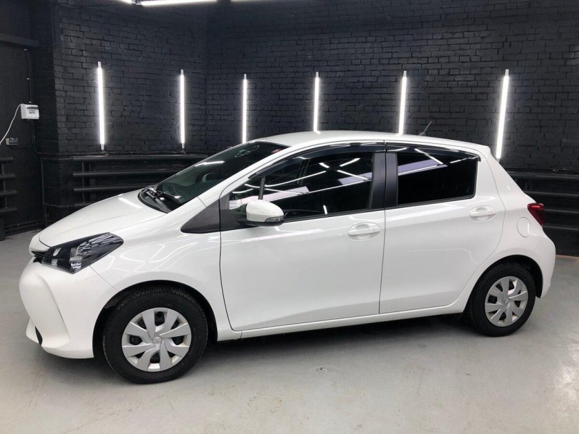 Тойота Витц 2011 белый