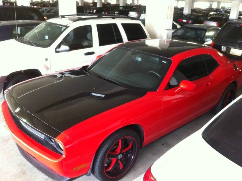 Додж Челленджер красный