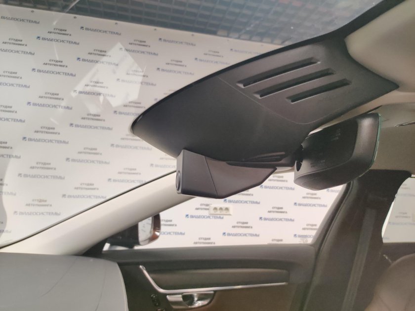 Видеорегистратор на Вольво хс90