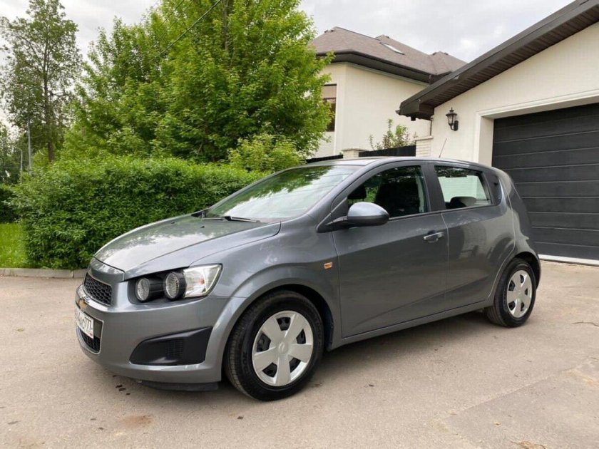 Шевроле Авео хэтчбек серый