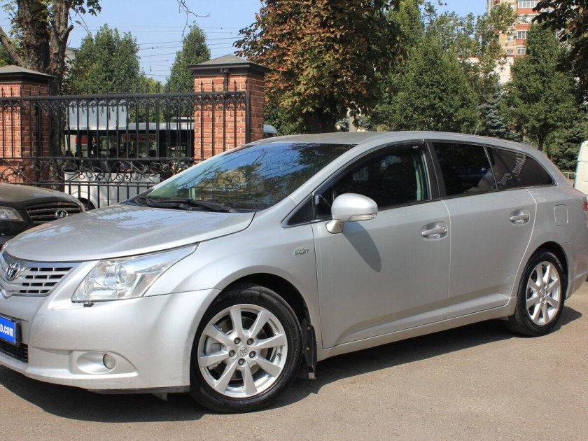 Тойота Авенсис универсал 2009