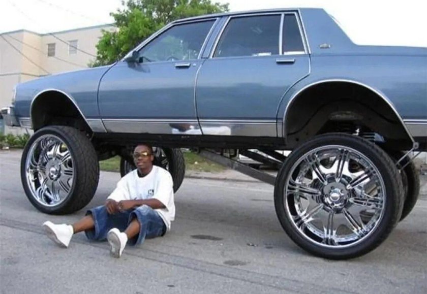 Машина с огромными колесами