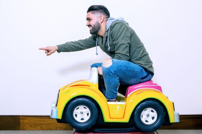 Взрослый в детской машинке