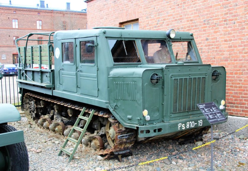 Гусеничный тягач АТС-712