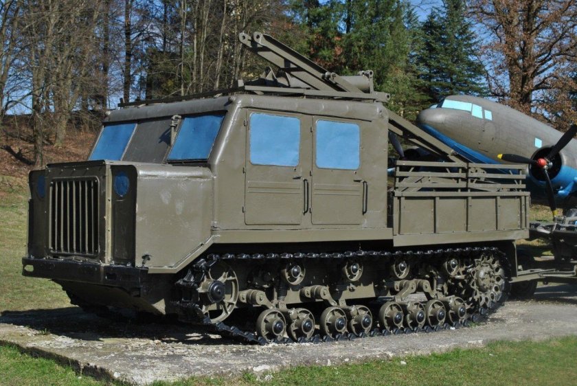 Гусеничный тягач АТС-712