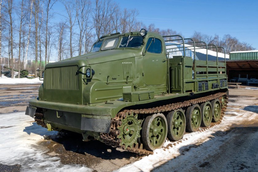 Артиллерийский тяжелый тягач АТТ