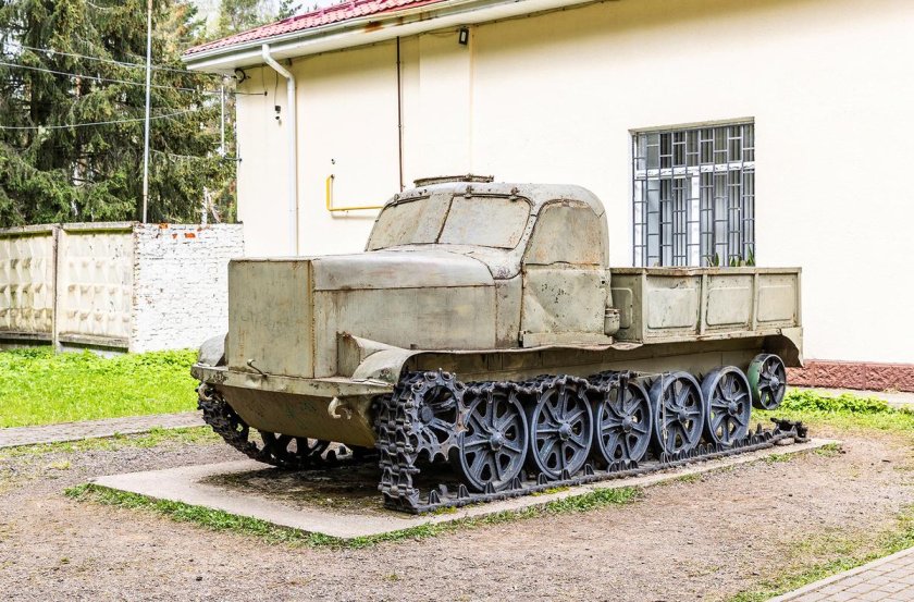 Гусеничный тягач атл