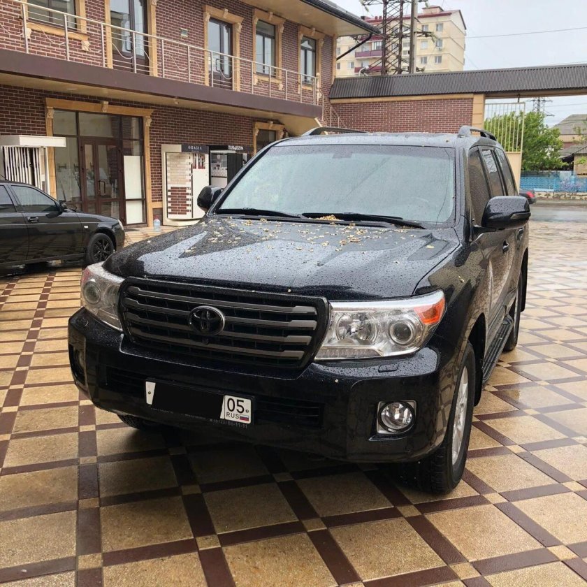 Toyota Land Cruiser 200 черный