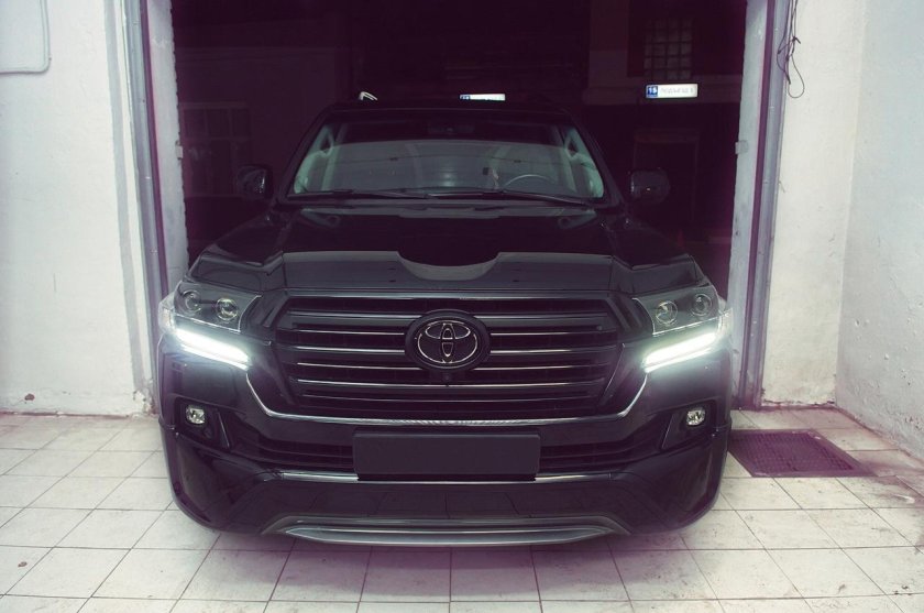 Land Cruiser 200 Black