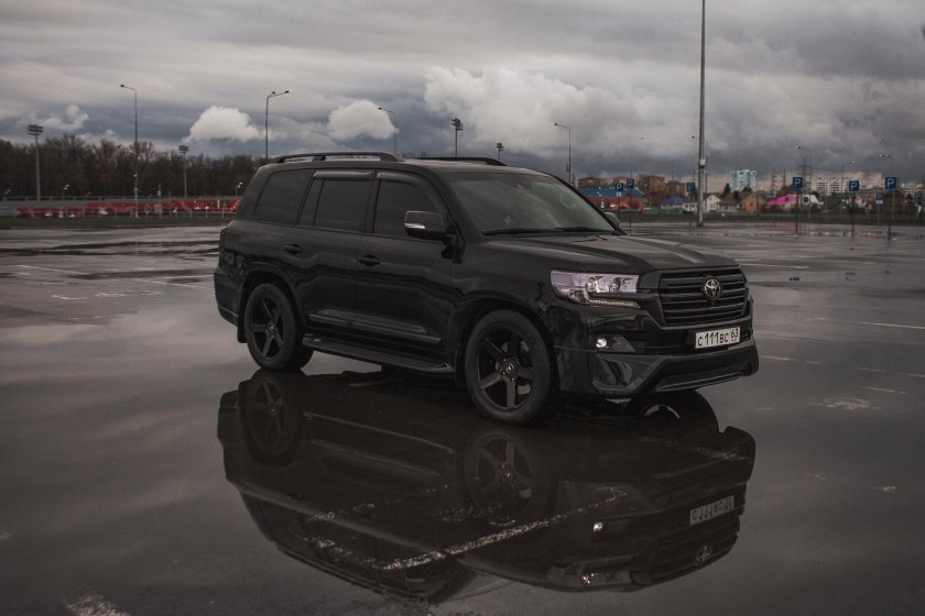 Тойота крузак 200