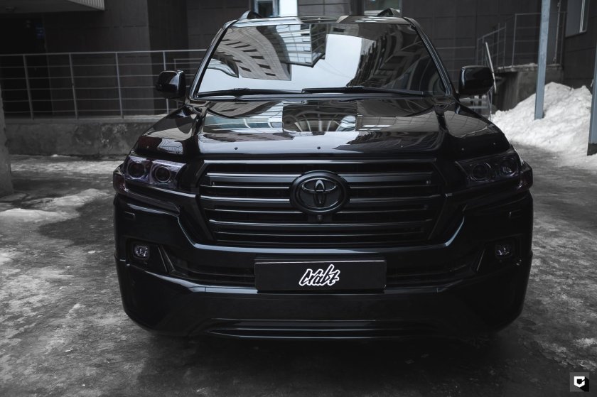Toyota Land Cruiser 200 Black