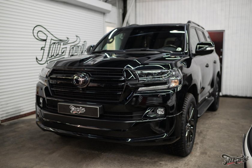 Toyota Land Cruiser 200 черный антихром