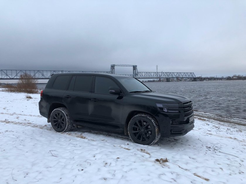 Ленд Крузер 200 черный тонированный