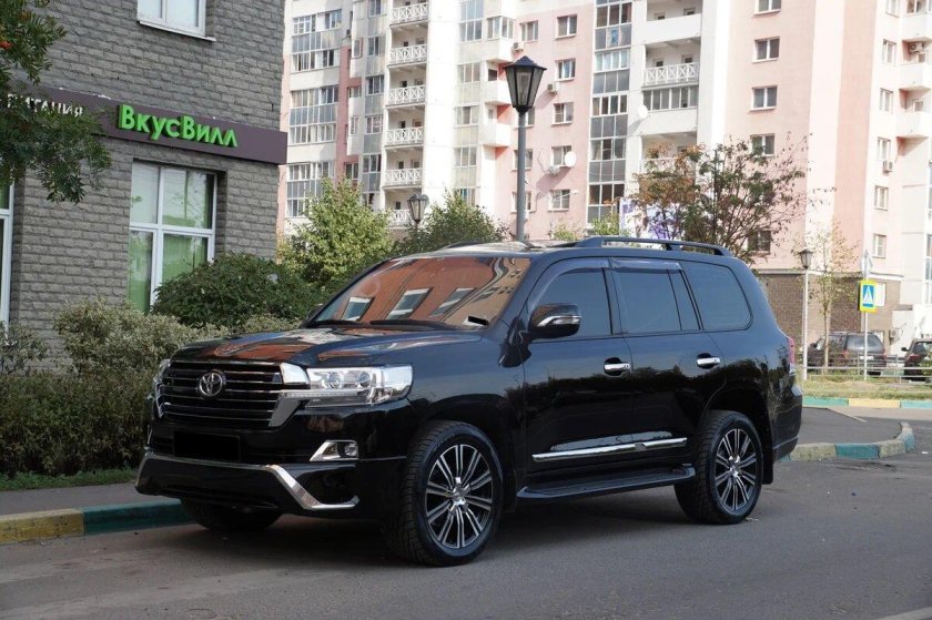 Toyota Land Cruiser 200 черный