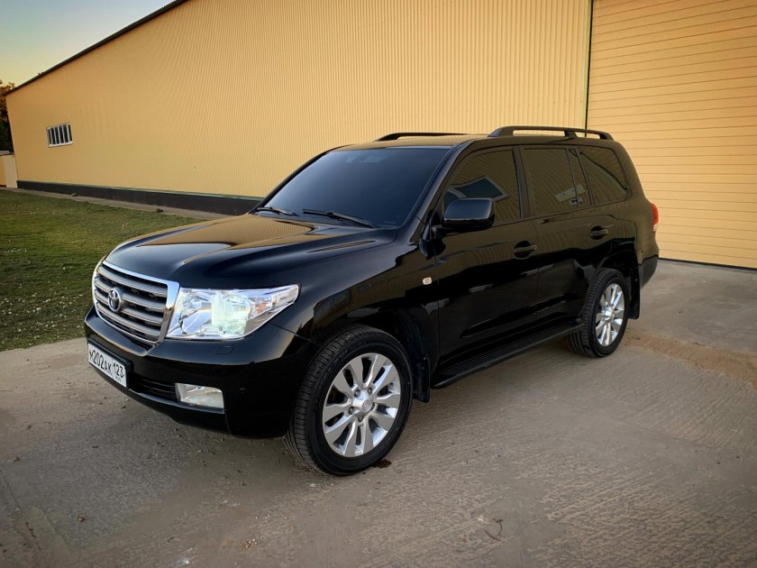 Toyota Land Cruiser 200 черный