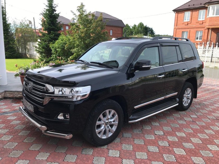 Черная Тойота ленд Крузер 200 2015