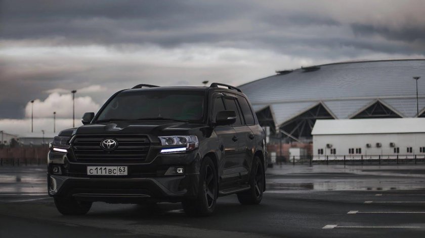 Toyota land cruiser 200 black