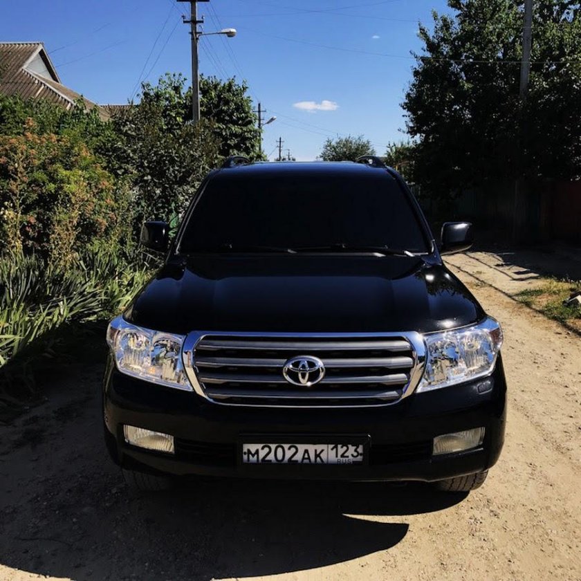 Toyota Land Cruiser 200 черный