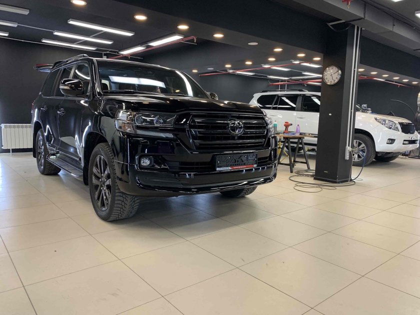 Land Cruiser 200 Black Edition