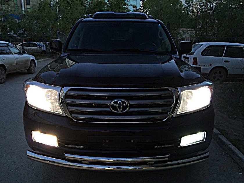 Тойота ленд Крузер 200 черный тонированный