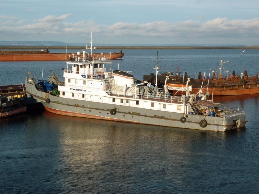 Теплоход толкач Дунайский