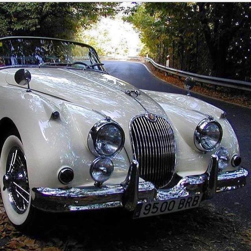 Старый Ягуар машина