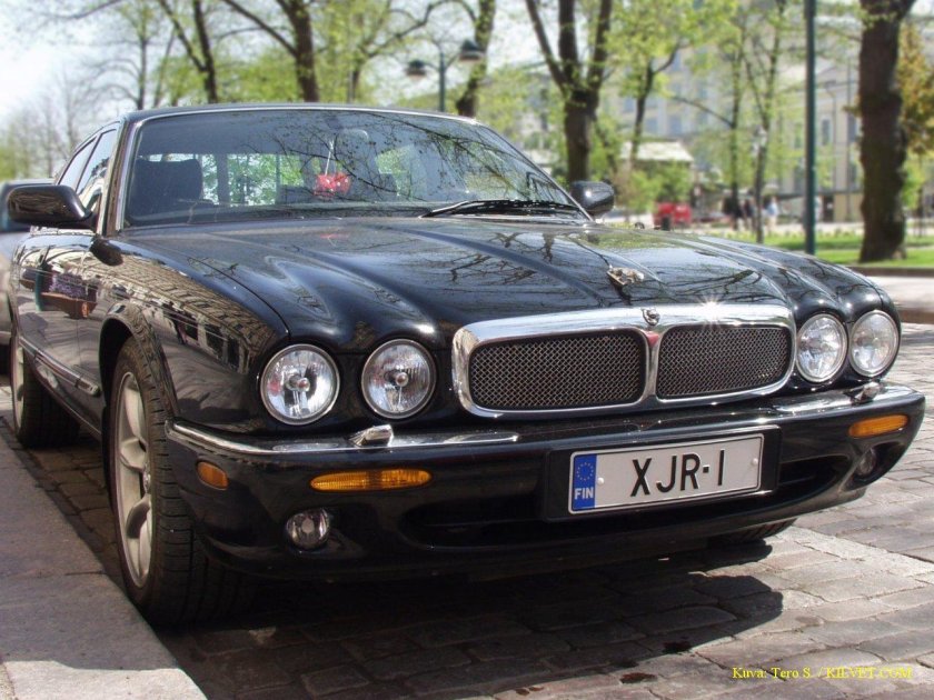 Ягуар с 4 фарами