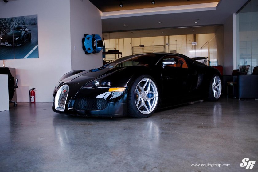 Автомобиль bugatti veyron