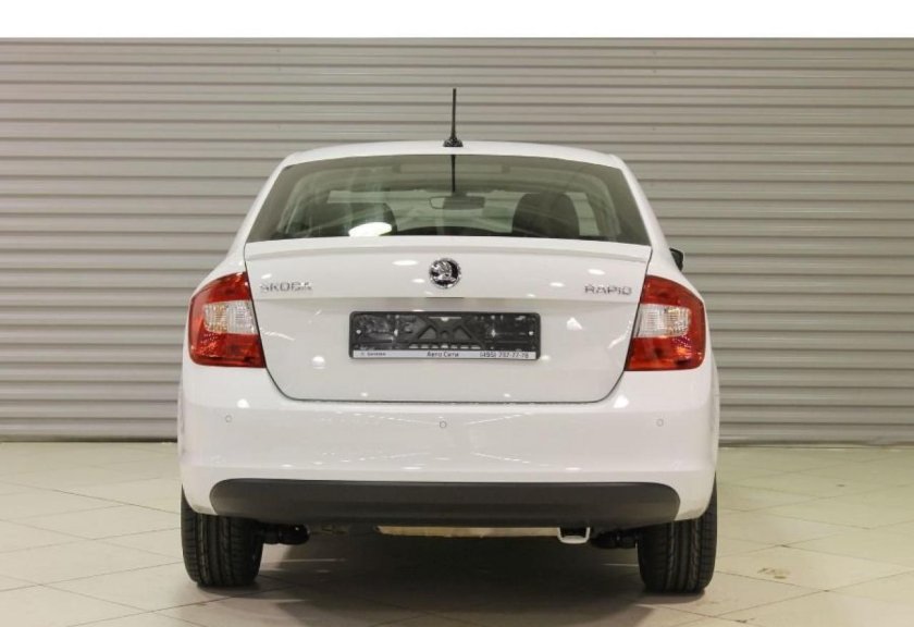 Шкода Рапид 2016 сзади