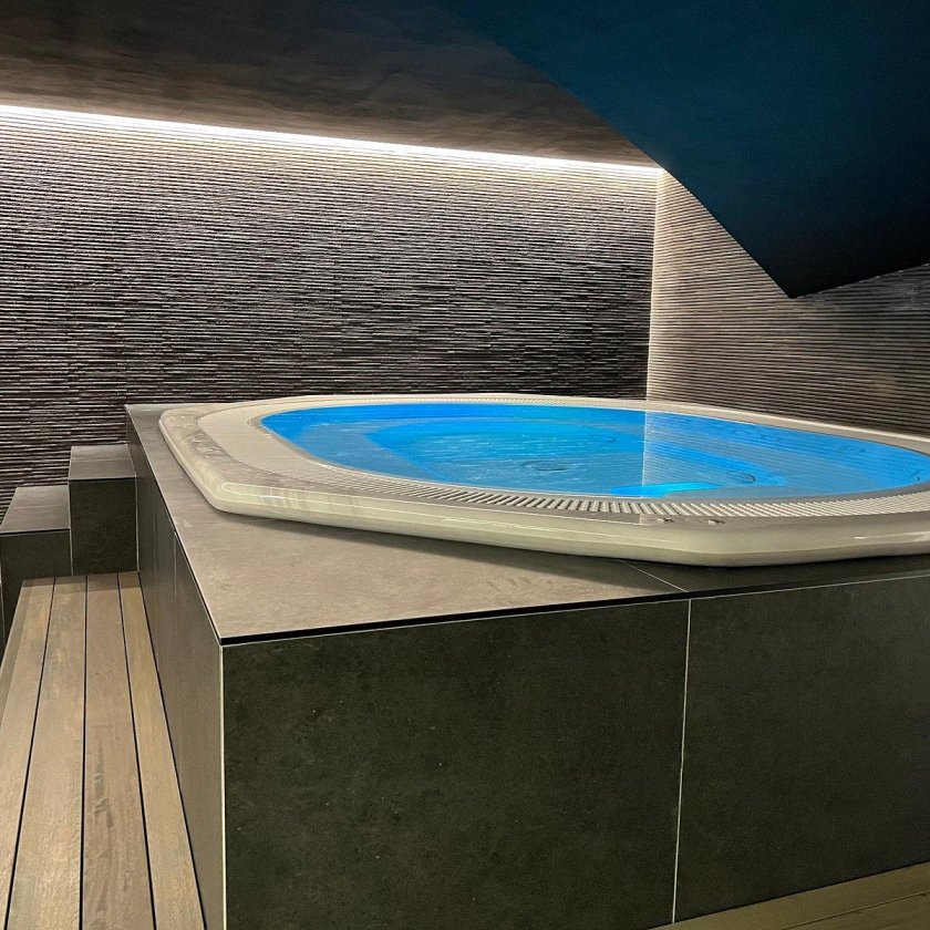 Бассейн с джакузи