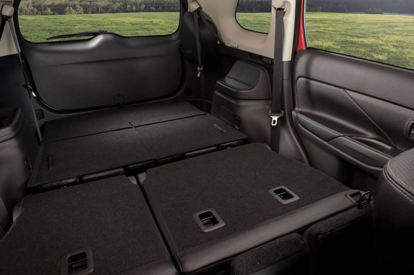 7 Местный салон Митсубиси Аутлендер