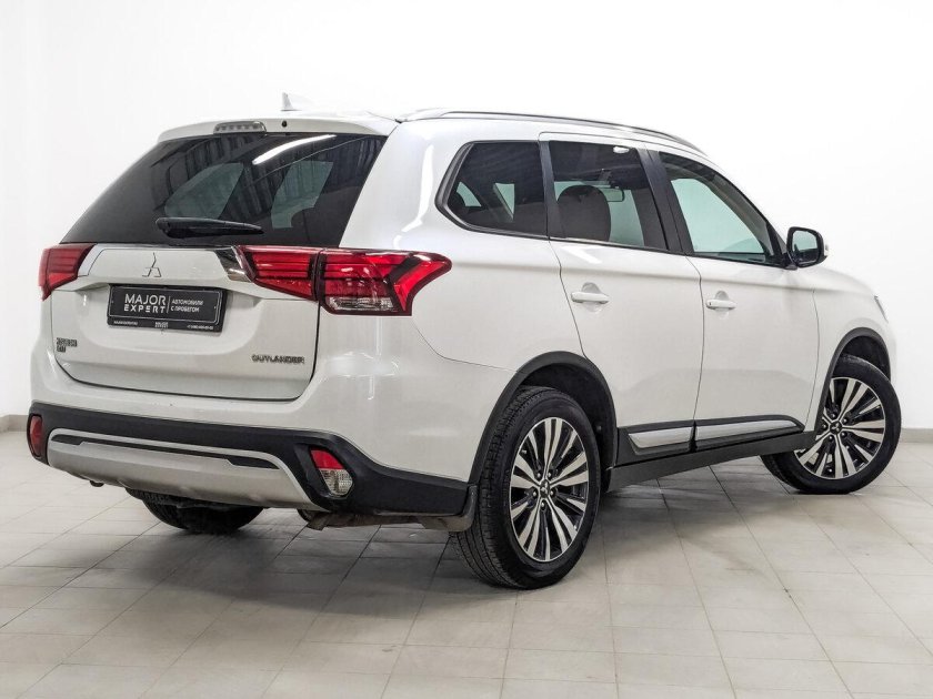 Митсубиси аутлендер 2021 белый