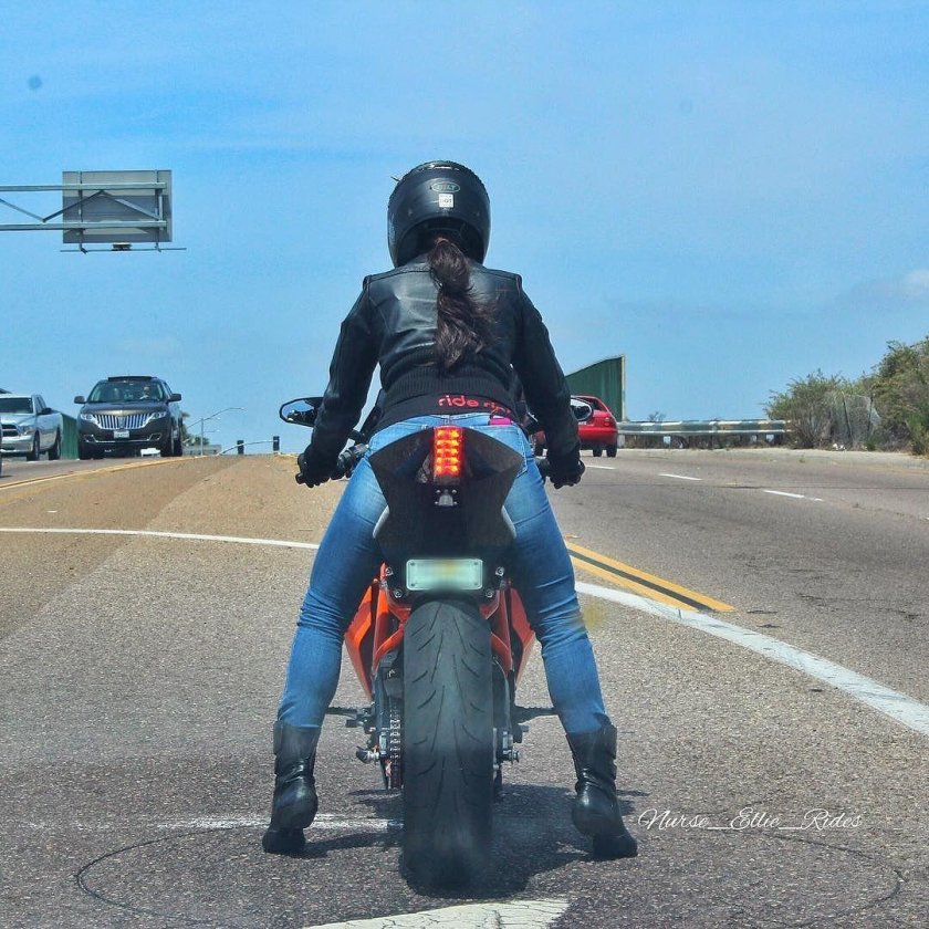 Девушка на мотоцикле в шлеме