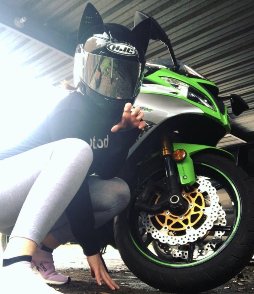 Девушка в шлеме