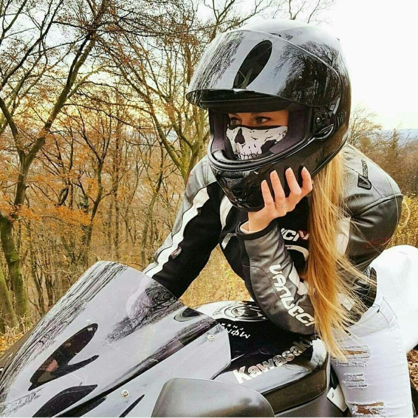 Девушка в шлеме