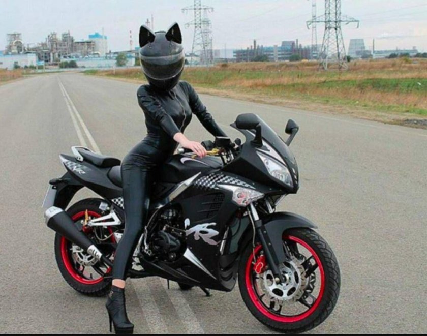 Девушка в шлеме