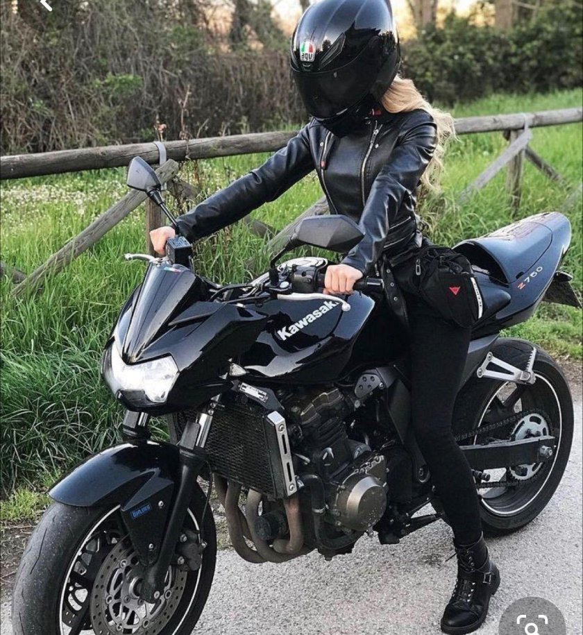 Девушка на мотоцикле в шлеме