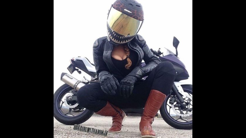 Девушка в шлеме