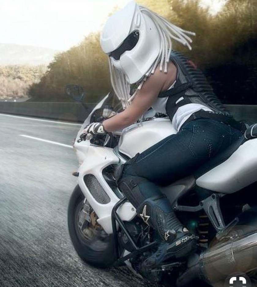 Девушка на мотоцикле
