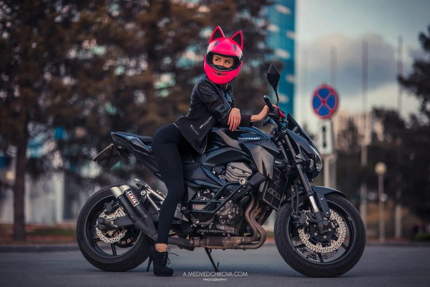 Девушка на мотоцикле