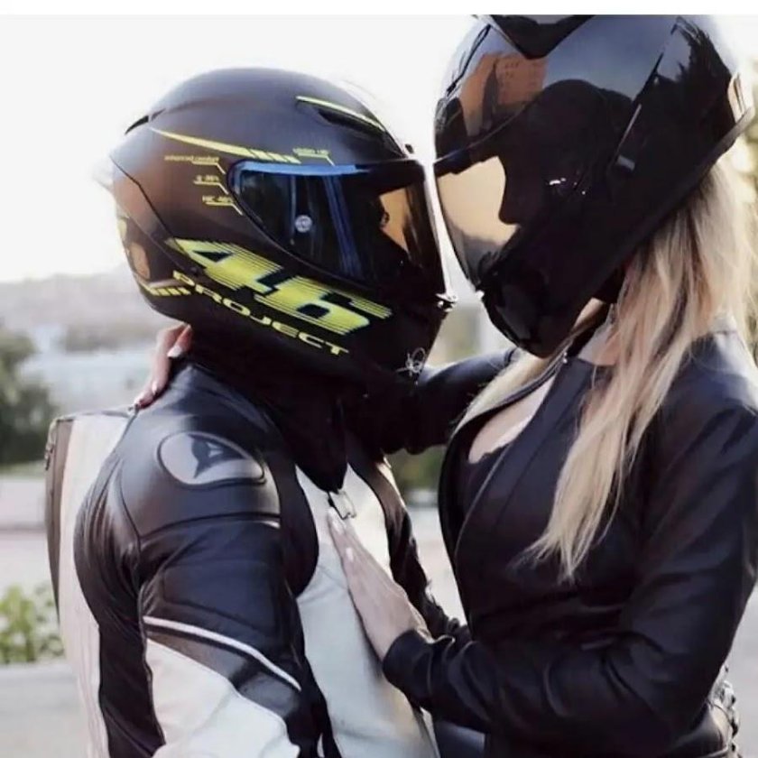 Девушка и парень на мотоцикле