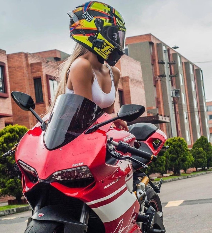 Девушка в шлеме