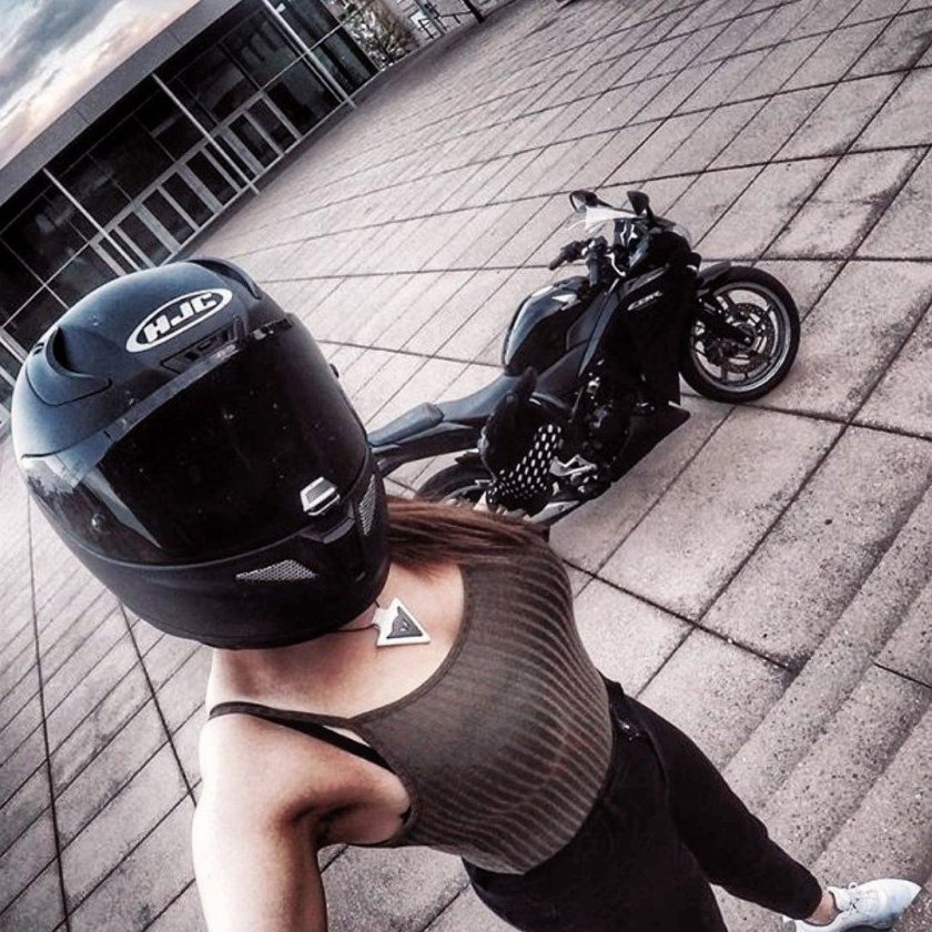 Девушка на мотоцикле