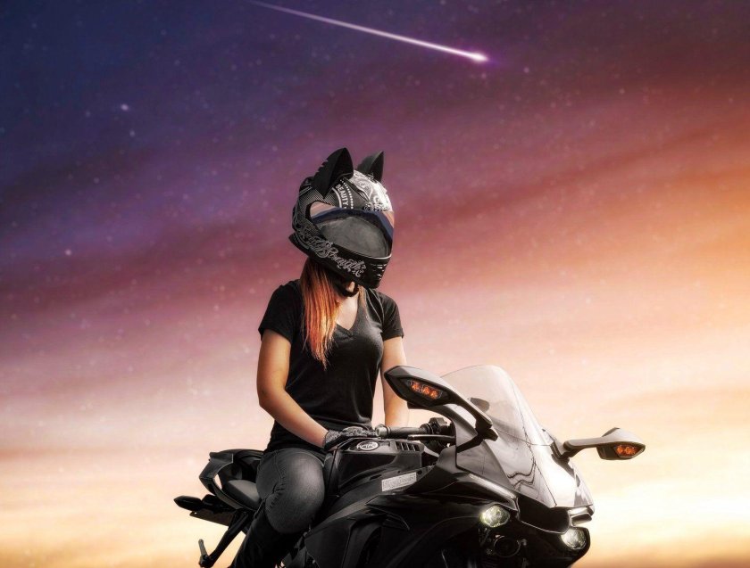 Девушка на мотоцикле