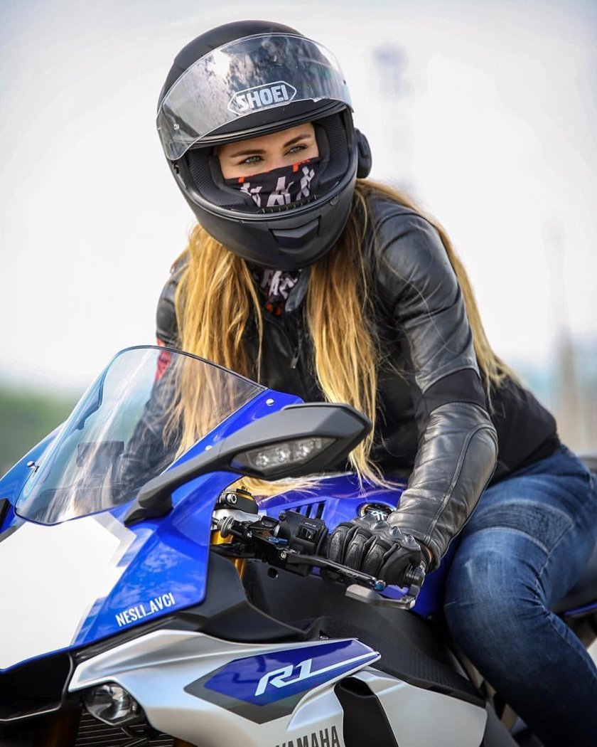 Девушка на мотоцикле