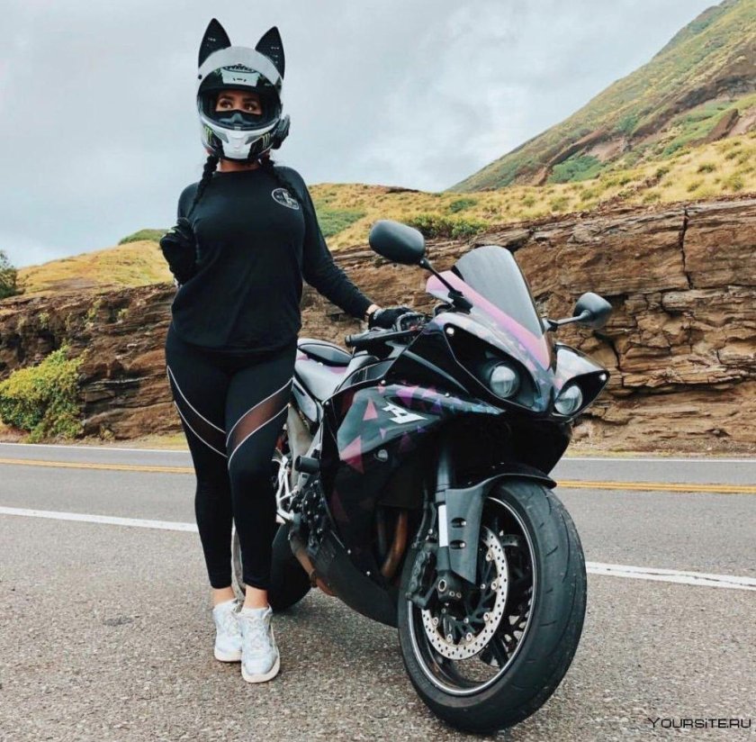 Девушка в шлеме