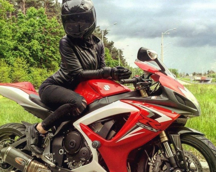 Девушка на мотоцикл